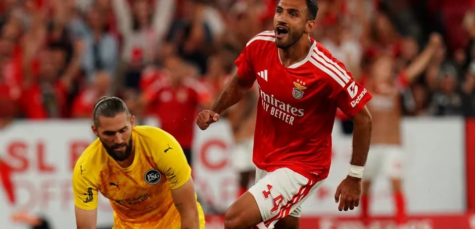 Jugador de Benfica celebrando un gol contra el portero Jugador de Benfica celebrando un gol contra el portero