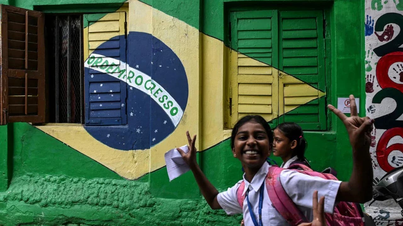 Niña sonriendo frente a mural de Brasil Niña sonriendo frente a mural de Brasil