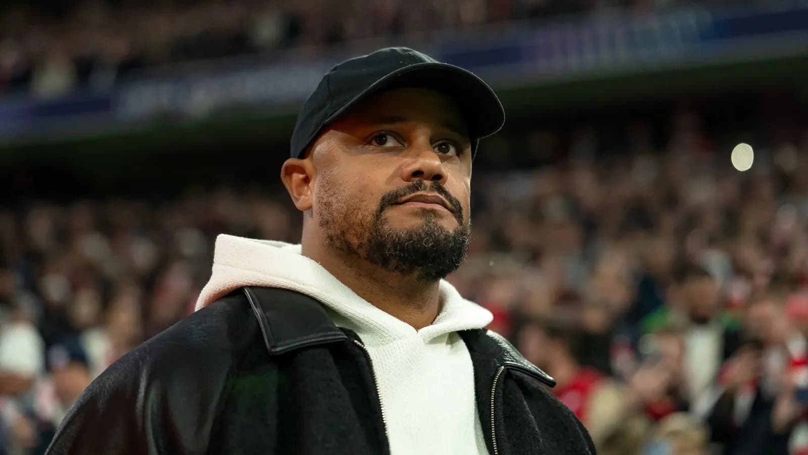 Hombre con gorra observando un evento deportivo Hombre con gorra observando un evento deportivo