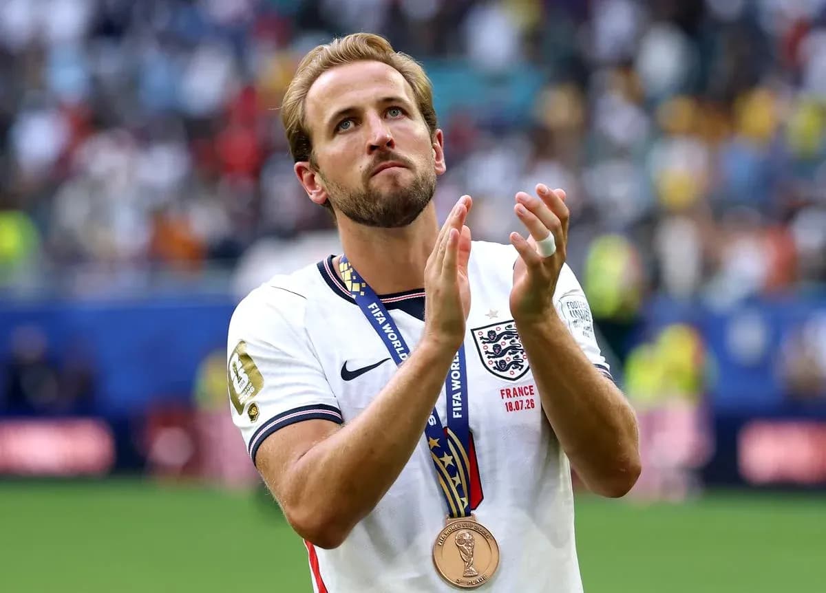Jugador de Inglaterra aplaudiendo con medalla de bronce Jugador de Inglaterra aplaudiendo con medalla de bronce