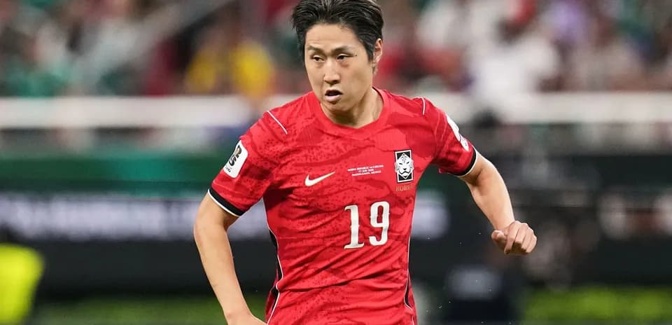 Jugador de Corea del Sur corriendo en partido Jugador de Corea del Sur corriendo en partido