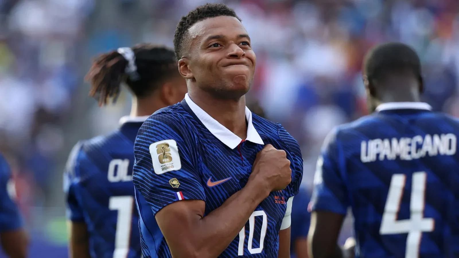 Kylian Mbappé celebrando con sus compañeros Kylian Mbappé celebrando con sus compañeros