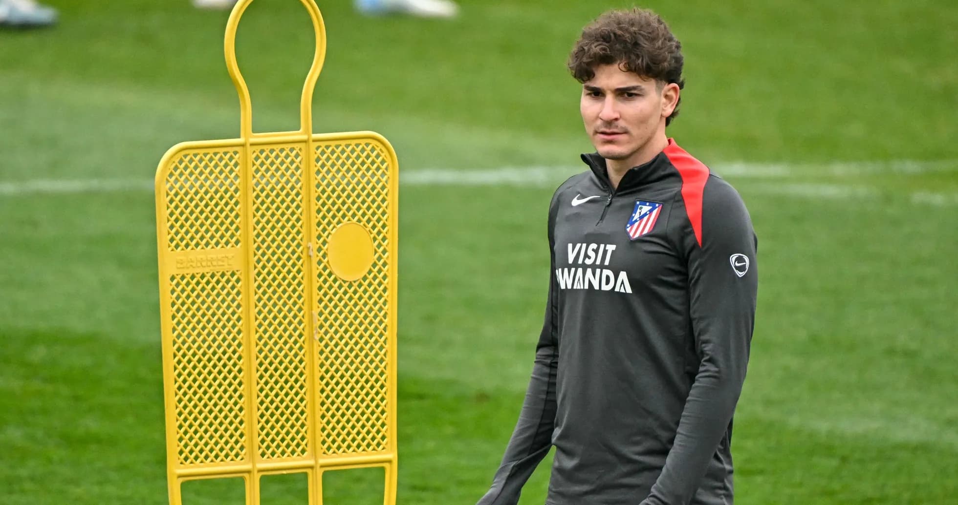 Jugador de Atlético de Madrid en entrenamiento con conos Jugador de Atlético de Madrid en entrenamiento con conos