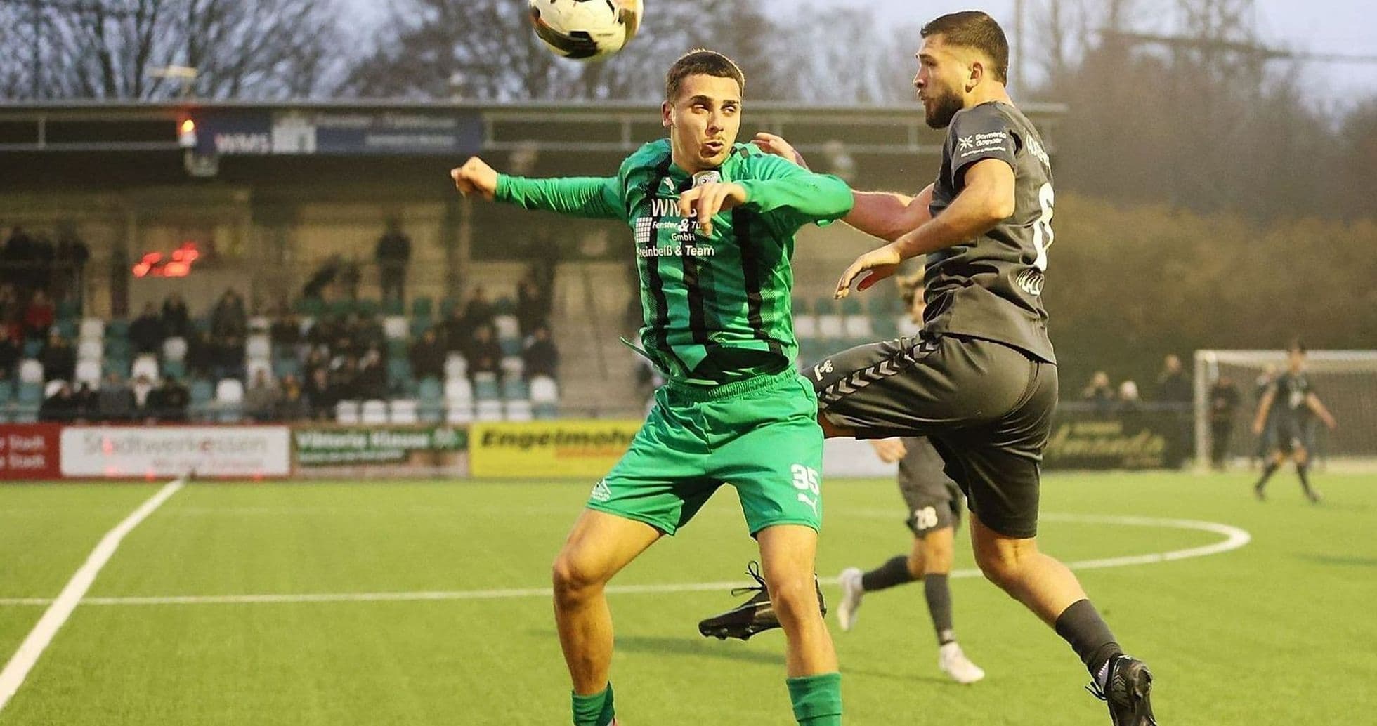 Dos jugadores compitiendo por el balón en fútbol Dos jugadores compitiendo por el balón en fútbol