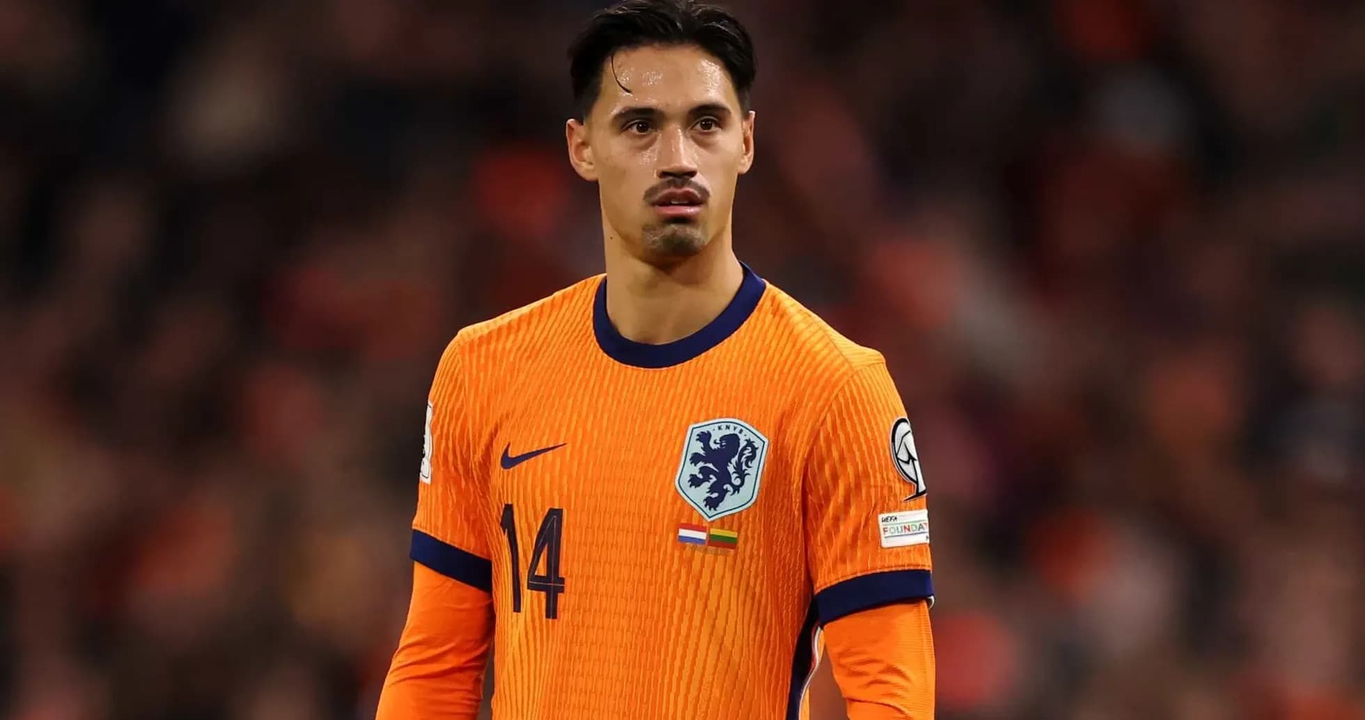 Jugador de Países Bajos en camiseta naranja durante partido Jugador de Países Bajos en camiseta naranja durante partido