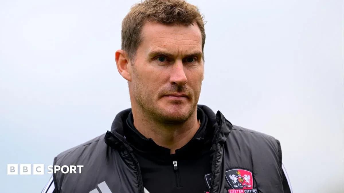 Entrenador de Exeter City en conferencia previa Entrenador de Exeter City en conferencia previa