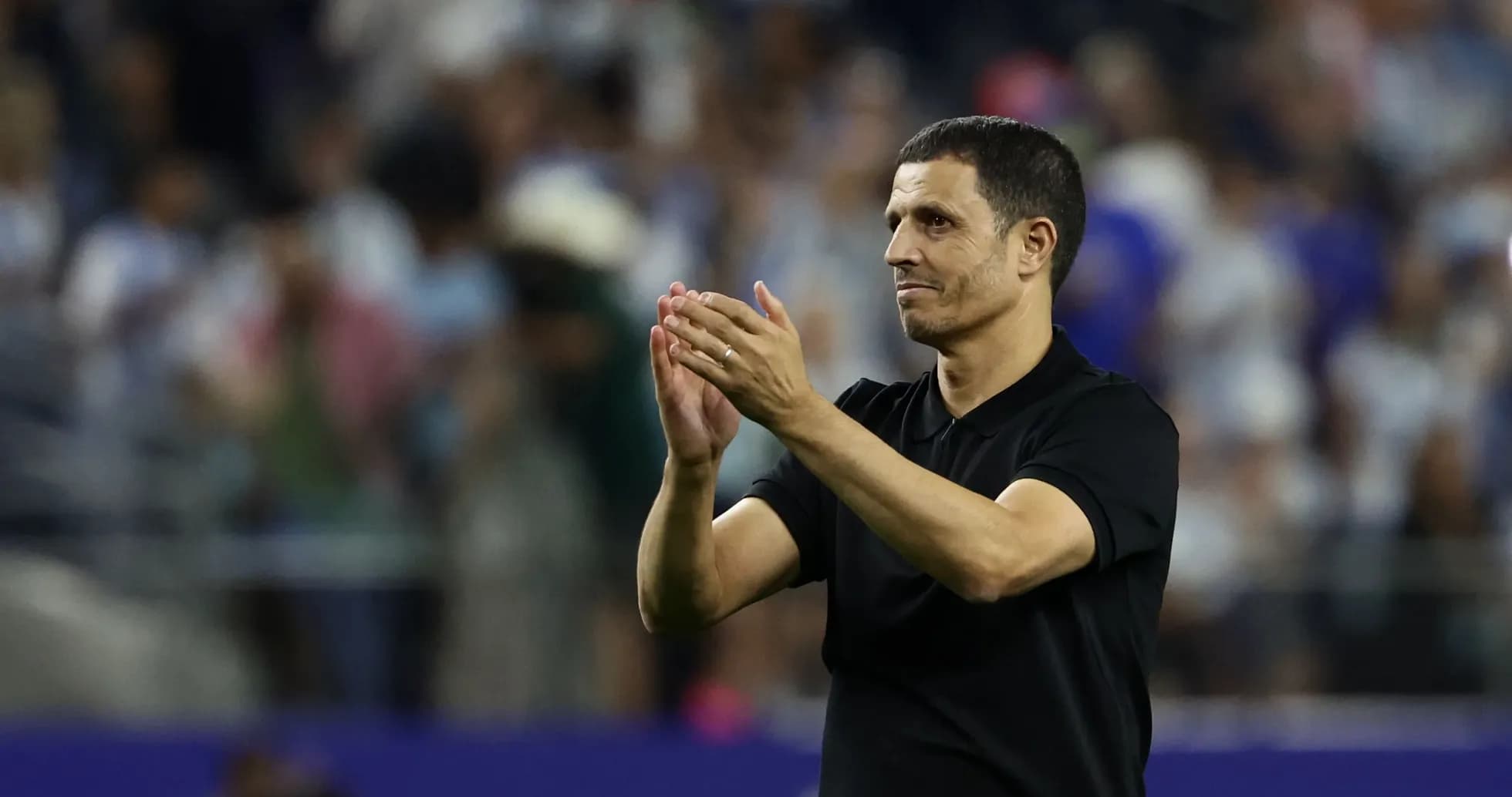 Entrenador aplaudiendo al público después del partido Entrenador aplaudiendo al público después del partido