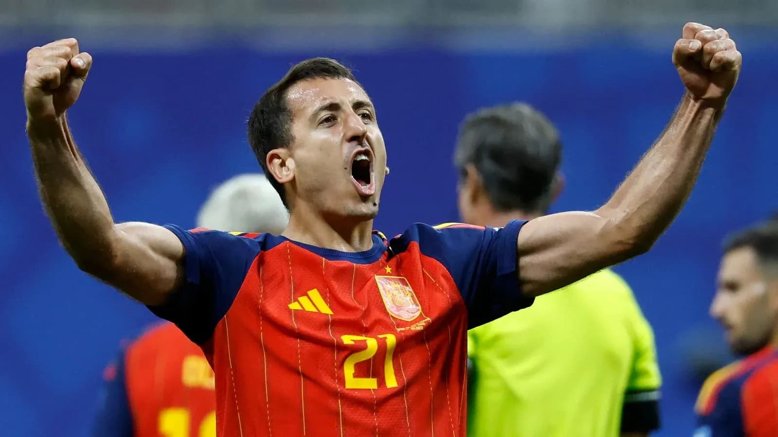 Jugador de España celebrando con los brazos levantados Jugador de España celebrando con los brazos levantados