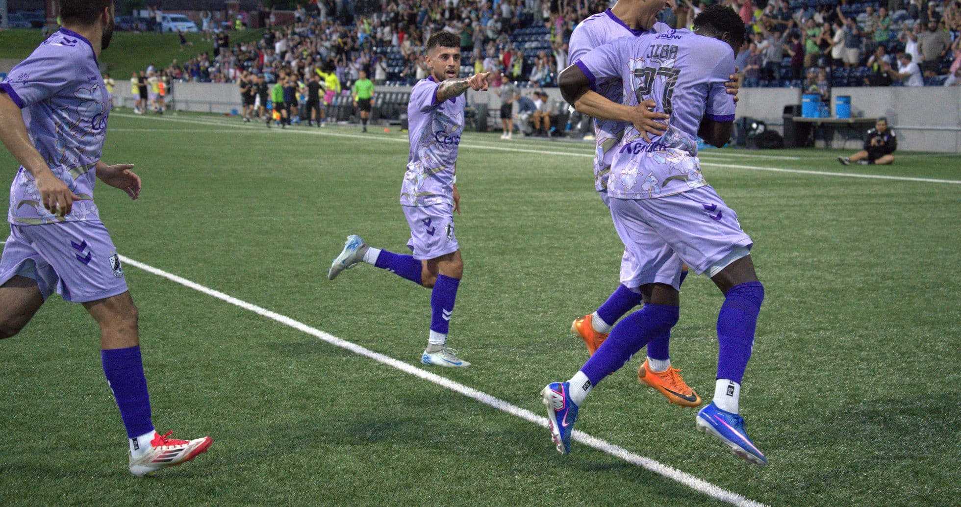Jugadores celebrando un gol en el partido Jugadores celebrando un gol en el partido