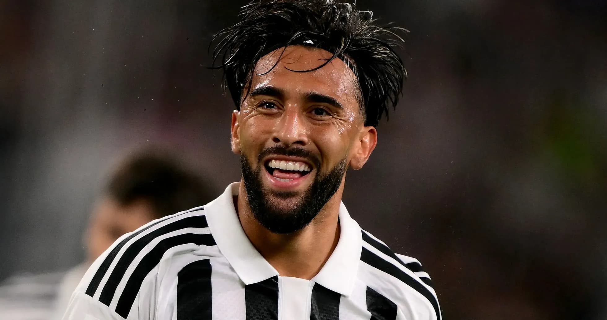 Jugador de Juventus sonriendo en el campo Jugador de Juventus sonriendo en el campo