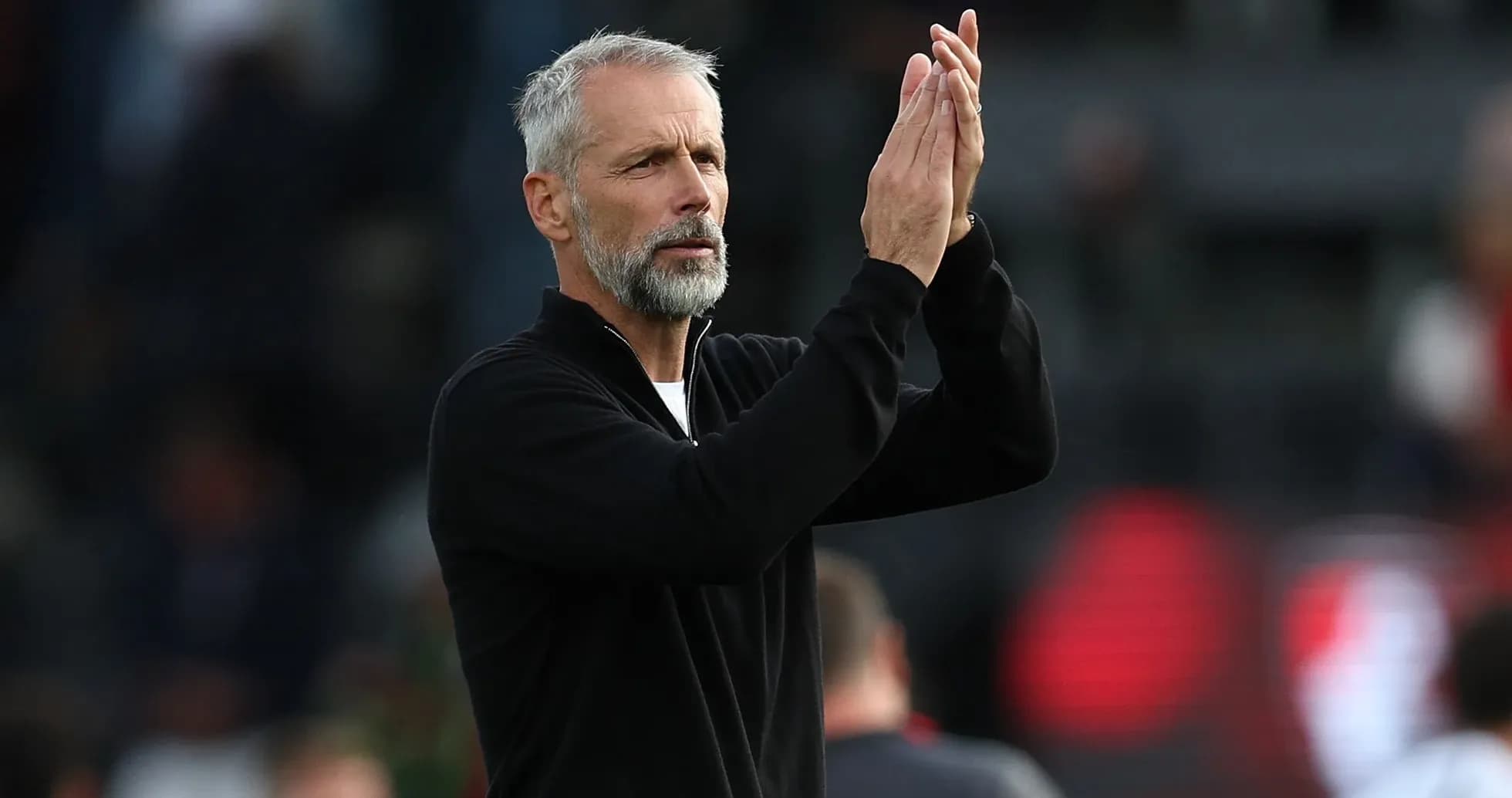Entrenador aplaudiendo durante un partido Entrenador aplaudiendo durante un partido
