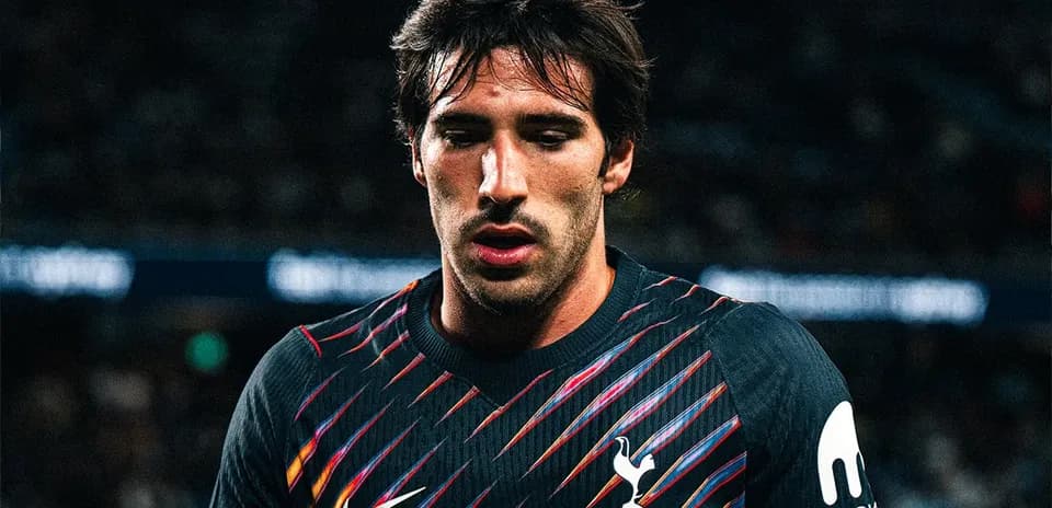 Jugador de Tottenham en uniforme durante el partido Jugador de Tottenham en uniforme durante el partido