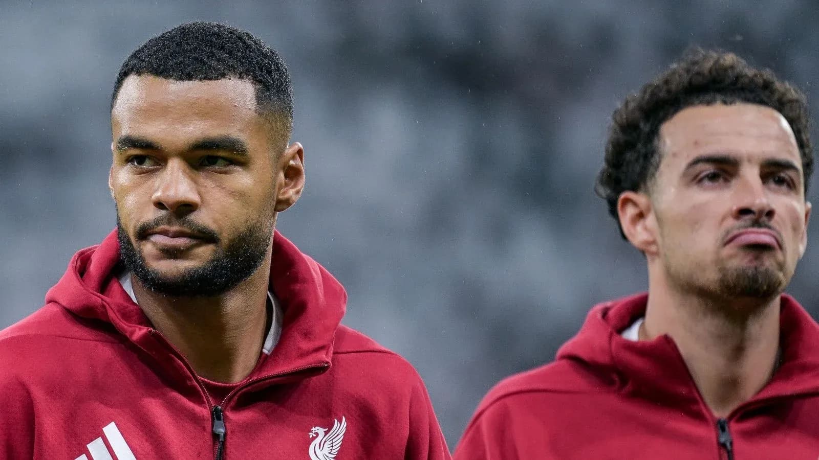 Jugadores de Liverpool en el calentamiento previo al partido Jugadores de Liverpool en el calentamiento previo al partido