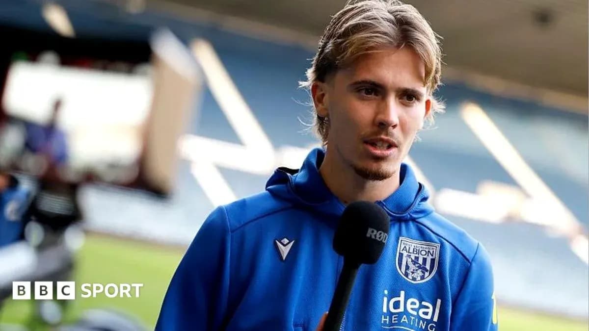 Jugador de fútbol hablando en una entrevista Jugador de fútbol hablando en una entrevista