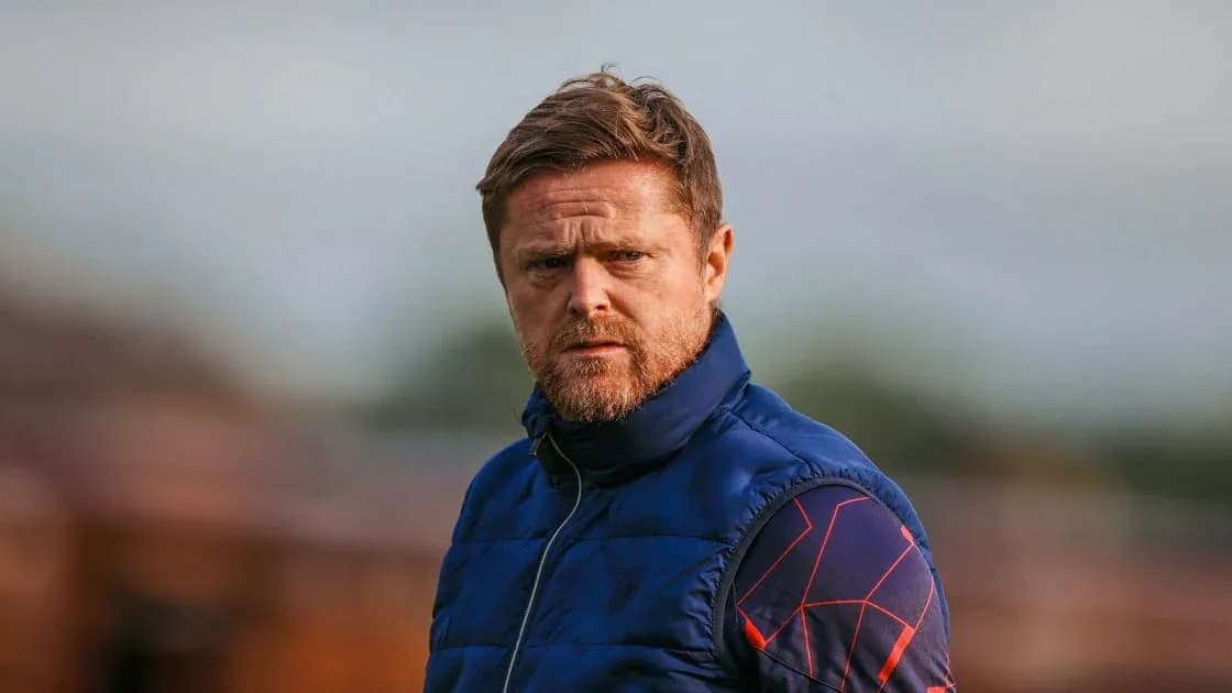 Entrenador observando el campo durante el entrenamiento Entrenador observando el campo durante el entrenamiento