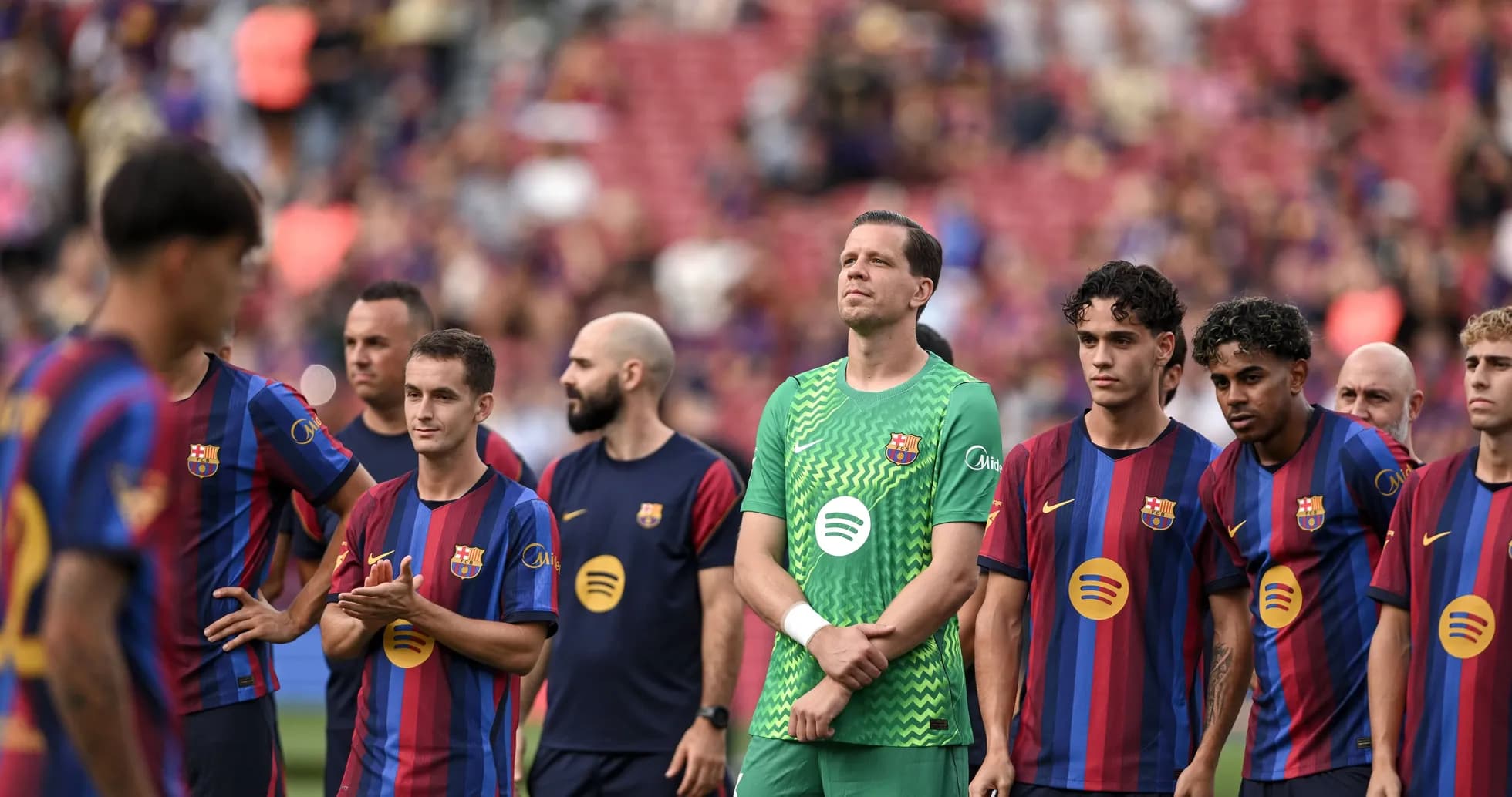 Jugadores del FC Barcelona alineados en el campo Jugadores del FC Barcelona alineados en el campo