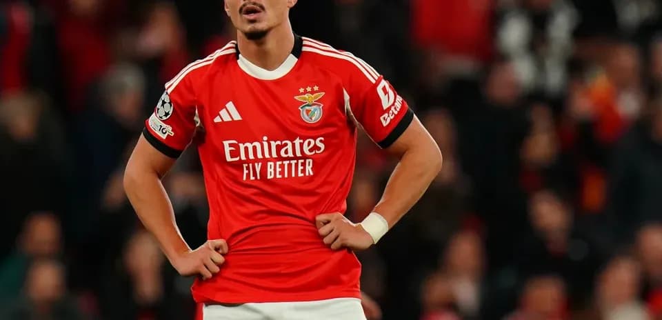 Jugador de Benfica con camiseta roja en el campo Jugador de Benfica con camiseta roja en el campo