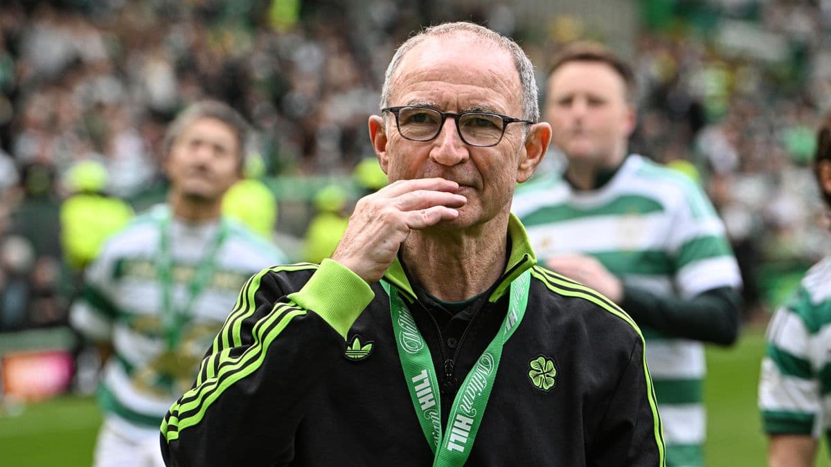 Entrenador con medalla en el campo de fútbol Entrenador con medalla en el campo de fútbol