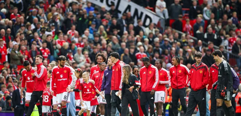 Jugadores de Manchester United ingresando al campo Jugadores de Manchester United ingresando al campo