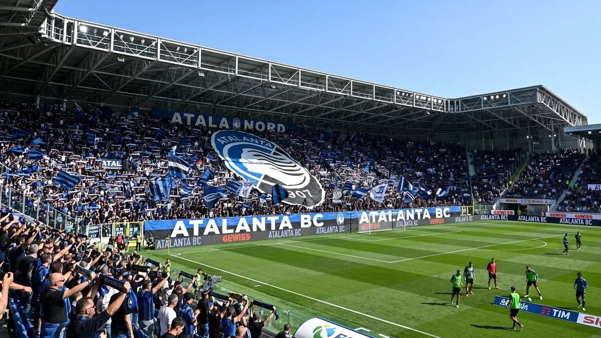 Aficionados de Atalanta animando en el estadio Aficionados de Atalanta animando en el estadio