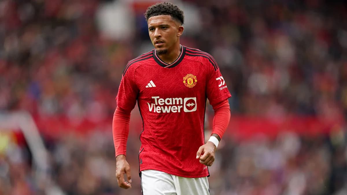 Jugador de Manchester United en uniforme rojo Jugador de Manchester United en uniforme rojo