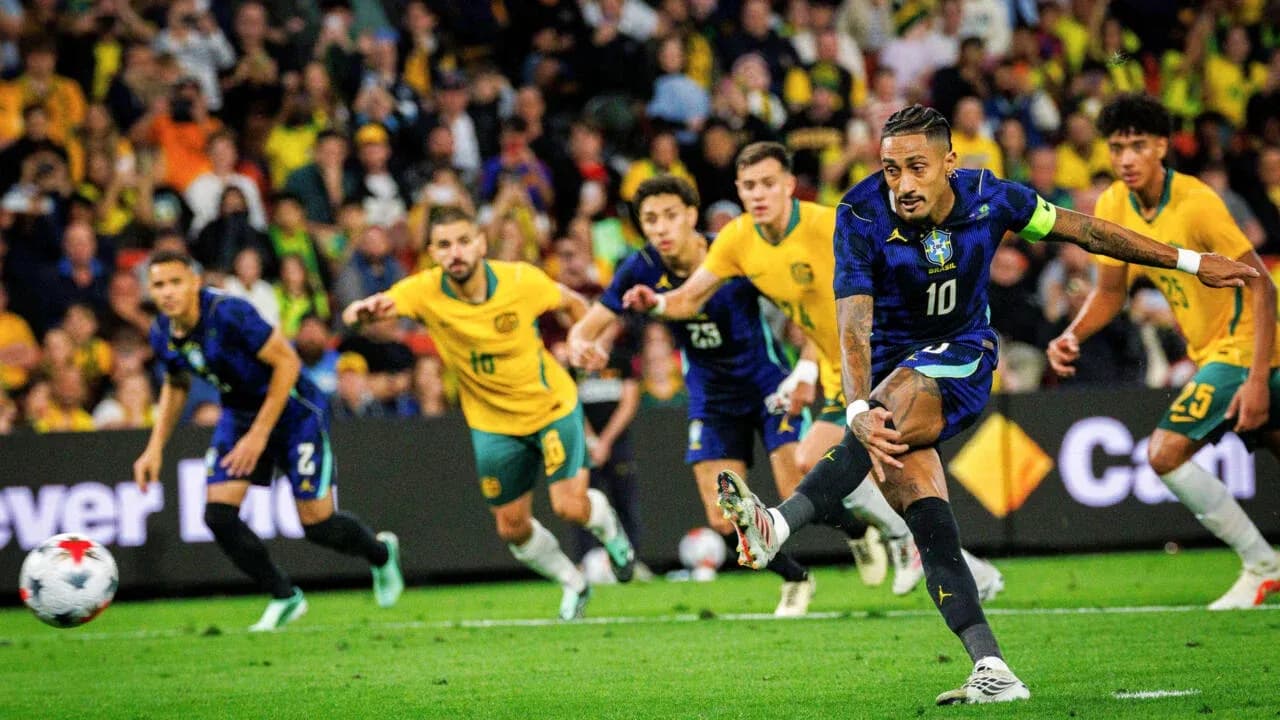Jugador brasileño ejecutando un penalti contra Australia Jugador brasileño ejecutando un penalti contra Australia