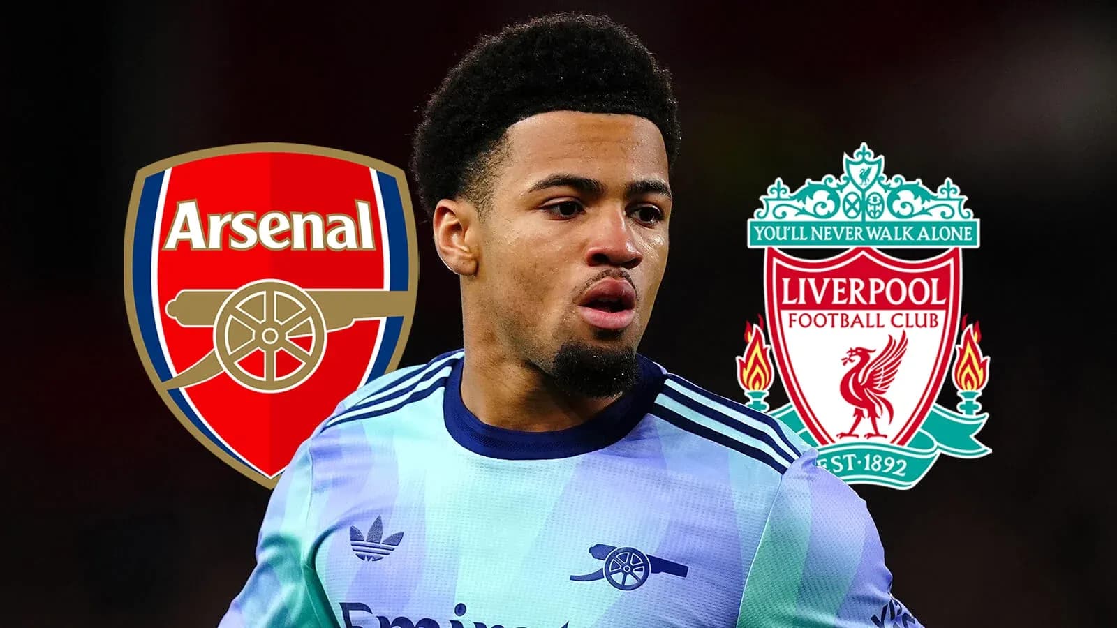 Jugador en uniforme con escudos de Arsenal y Liverpool Jugador en uniforme con escudos de Arsenal y Liverpool