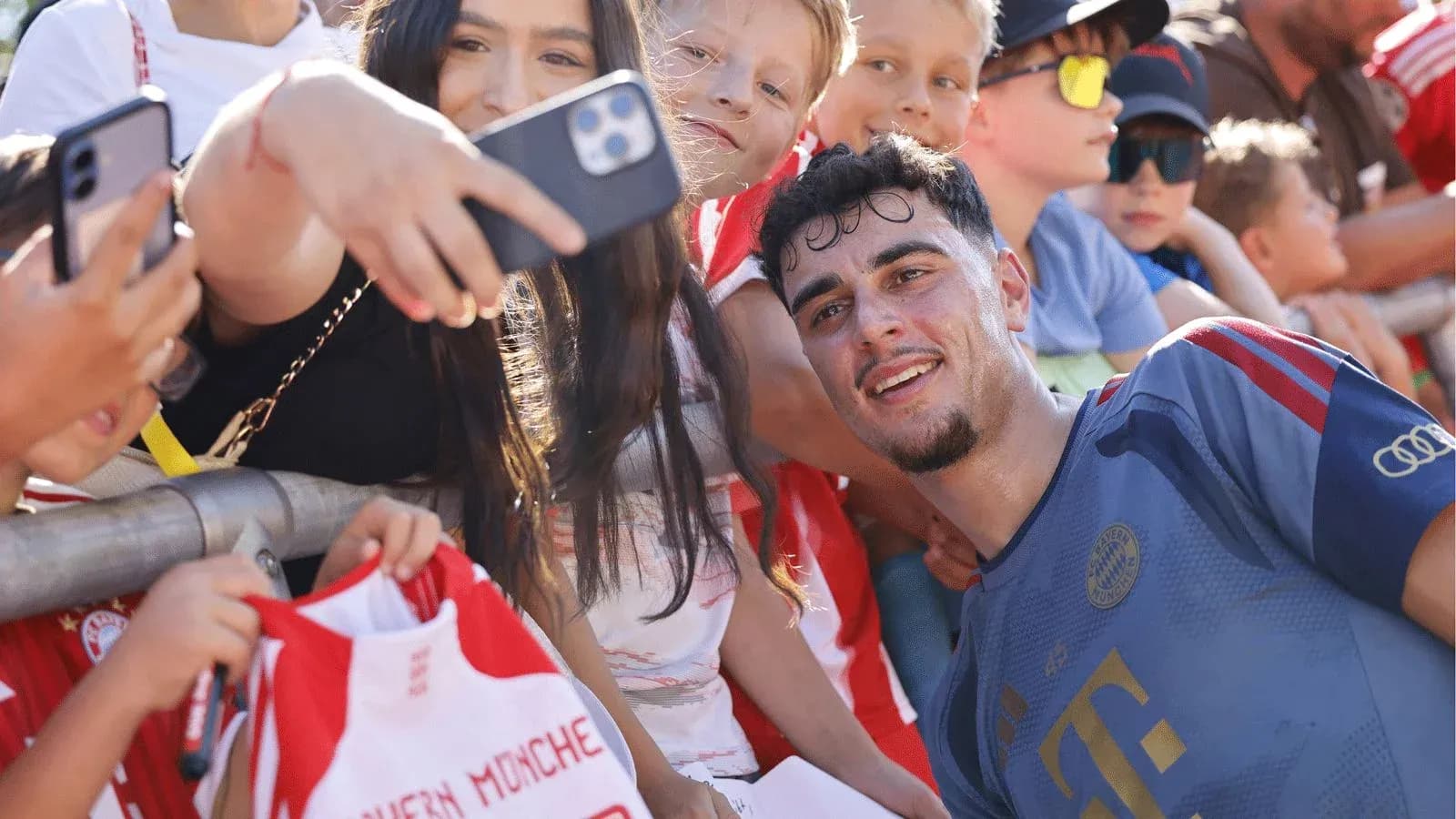 Jugador sonriente posando con fans en evento Jugador sonriente posando con fans en evento