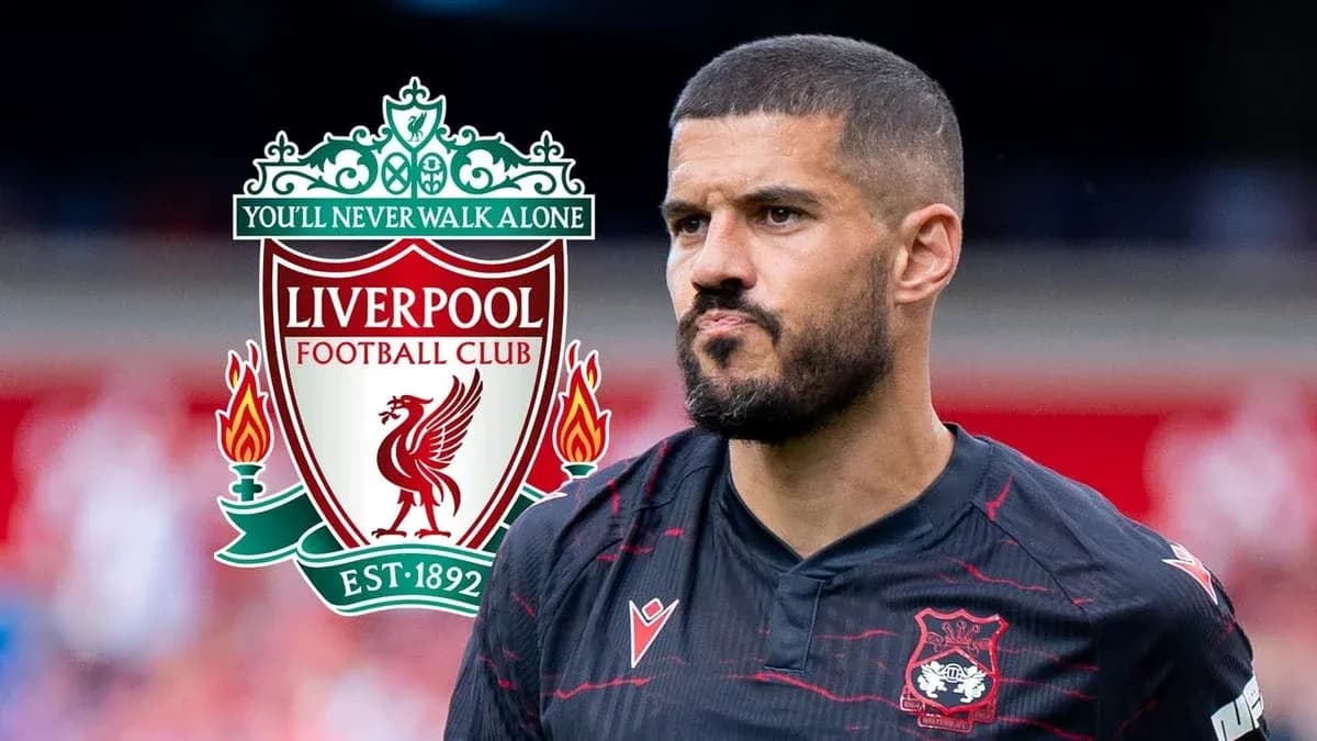 Jugador de fútbol con el logo de Liverpool de fondo Jugador de fútbol con el logo de Liverpool de fondo