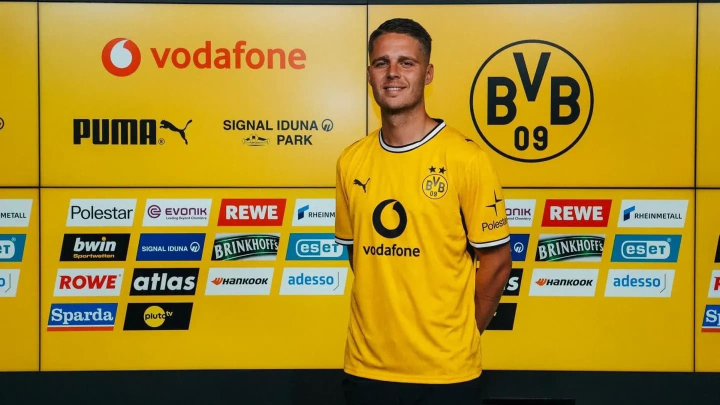 Jugador de Borussia Dortmund en presentación oficial Jugador de Borussia Dortmund en presentación oficial