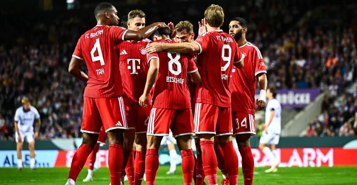 Jugadores de FC Bayern celebrando un gol juntos Jugadores de FC Bayern celebrando un gol juntos
