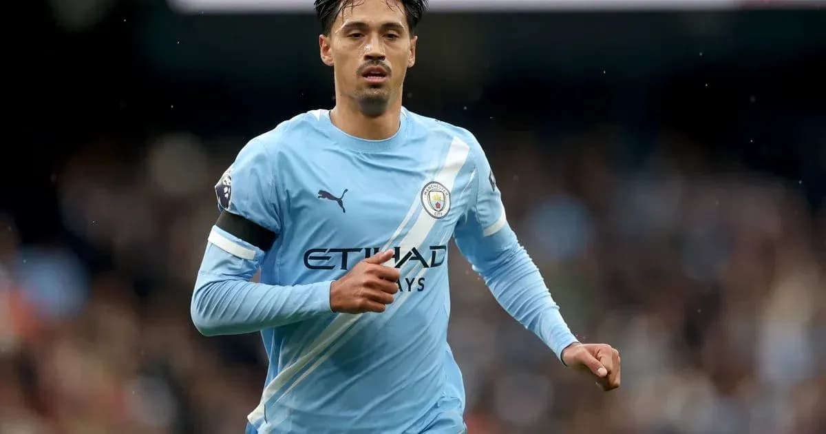 Jugador de Manchester City corriendo en el campo Jugador de Manchester City corriendo en el campo