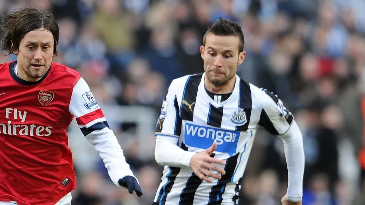 Jugadores de Arsenal y Newcastle compitiendo por el balón Jugadores de Arsenal y Newcastle compitiendo por el balón