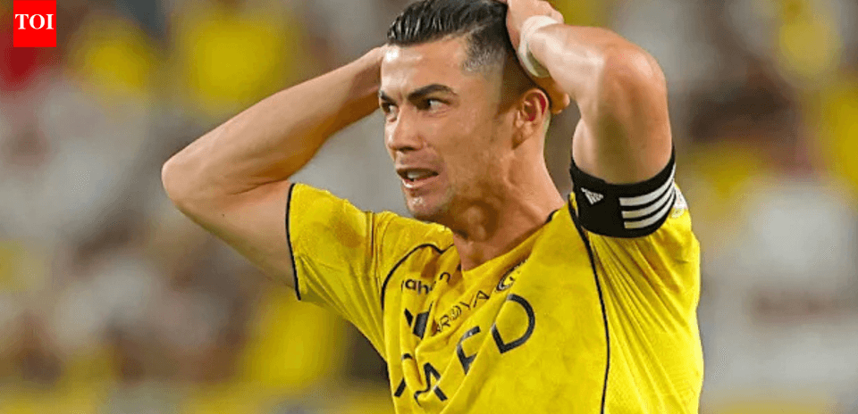 Jugador sosteniendo la cabeza en frustración durante partido Jugador sosteniendo la cabeza en frustración durante partido