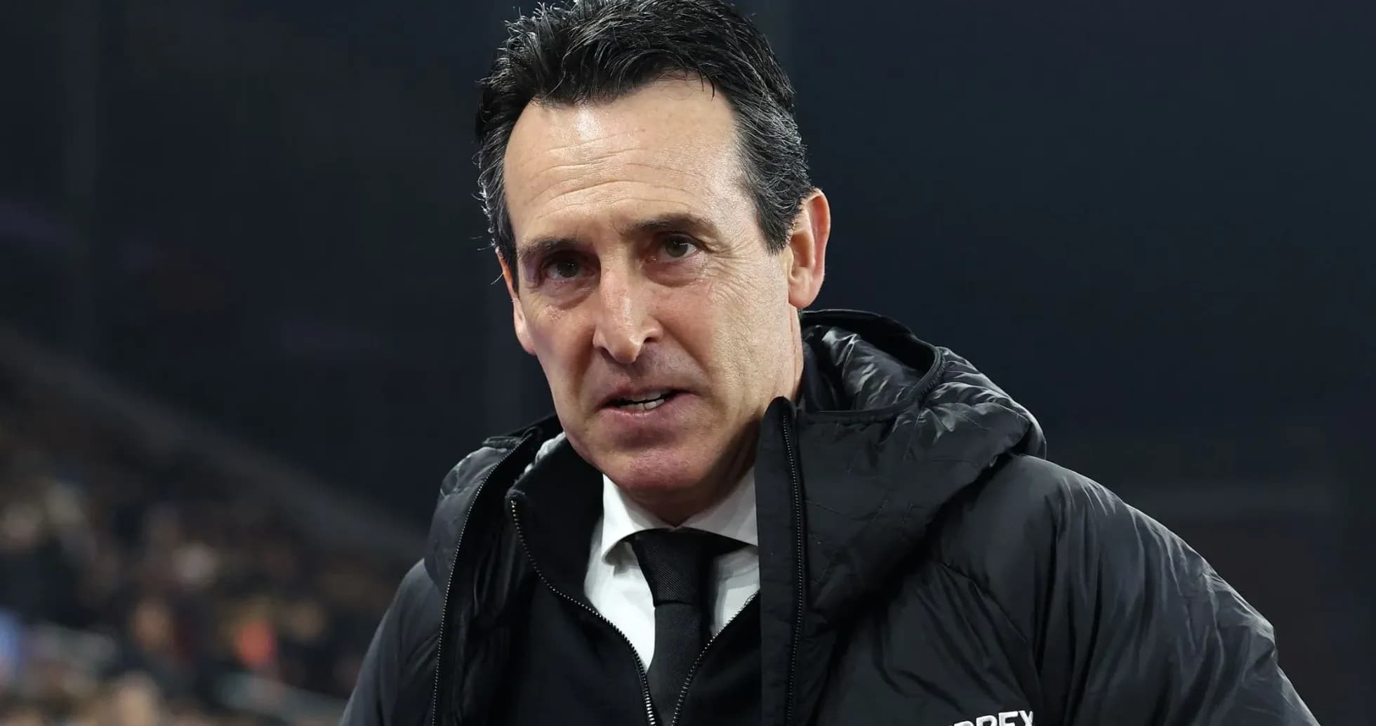 Entrenador hablando durante un partido de fútbol Entrenador hablando durante un partido de fútbol