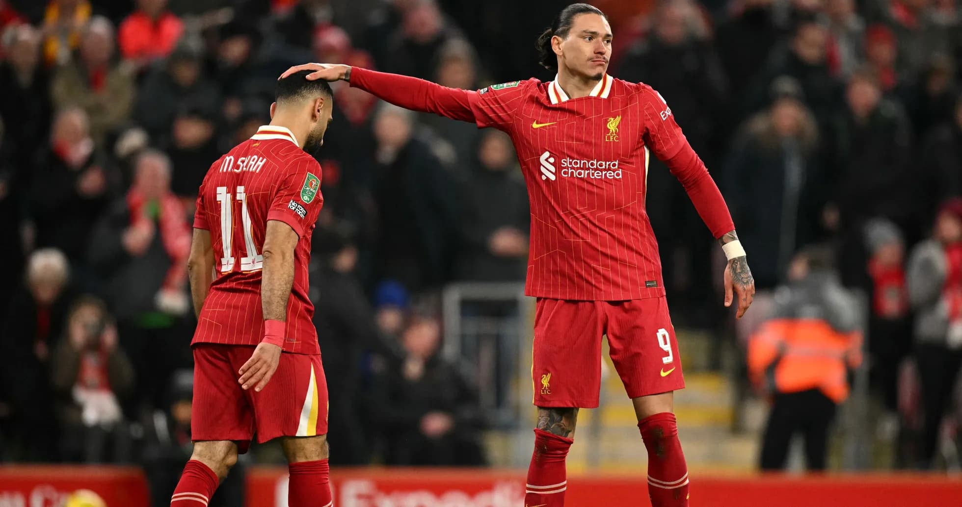 Jugadores de Liverpool consolándose en el campo Jugadores de Liverpool consolándose en el campo