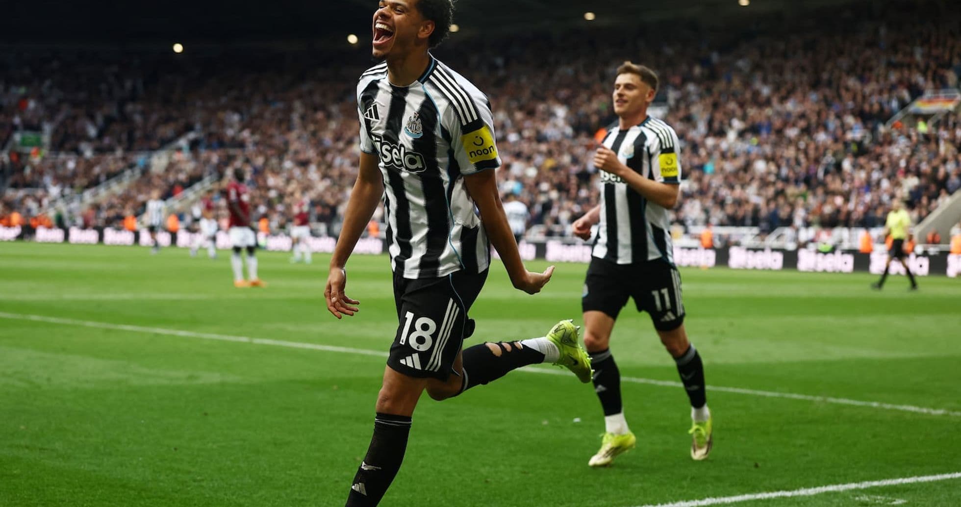 Jugador de Newcastle celebra un gol Jugador de Newcastle celebra un gol