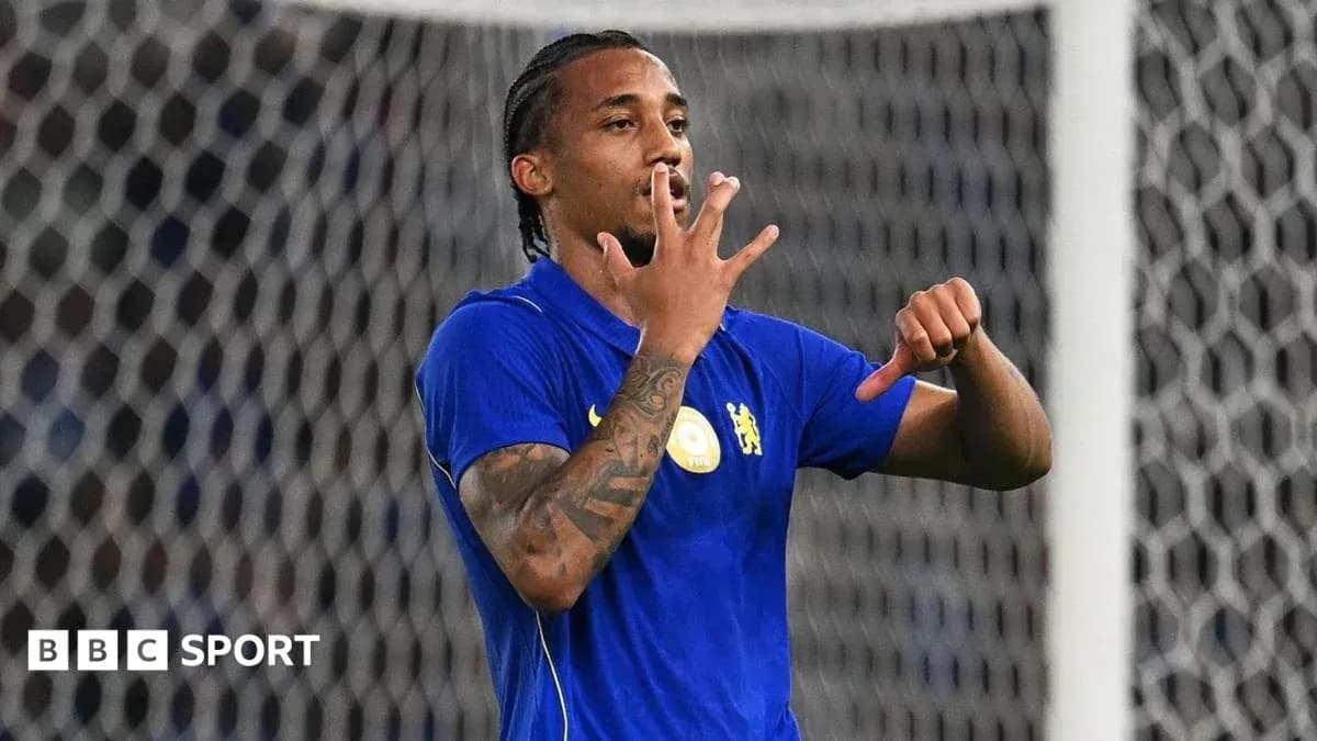 Jugador mostrando señal durante partido de fútbol Jugador mostrando señal durante partido de fútbol