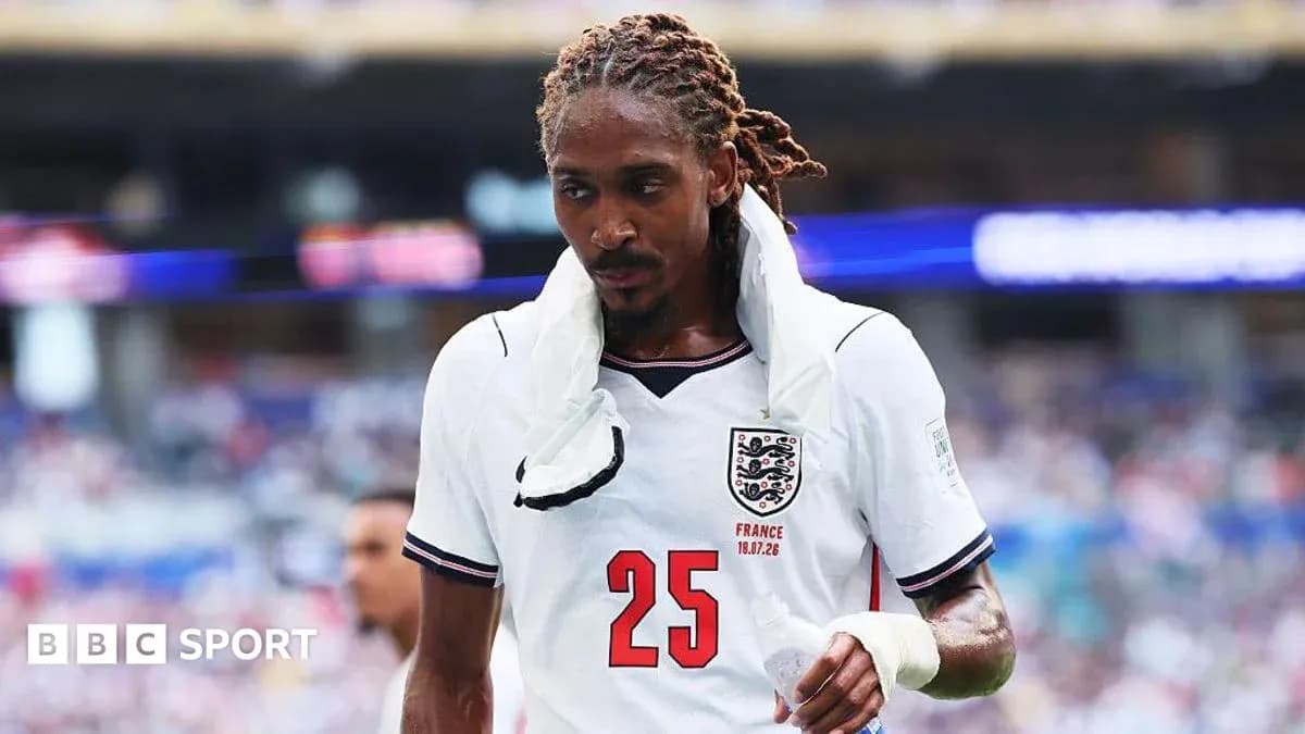 Jugador de Inglaterra saliendo del campo durante el partido Jugador de Inglaterra saliendo del campo durante el partido