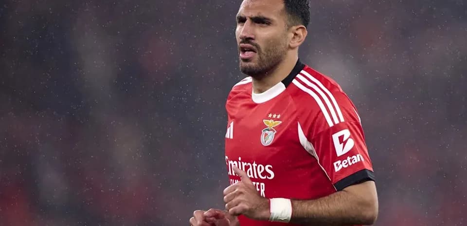Jugador de Benfica corriendo bajo la lluvia Jugador de Benfica corriendo bajo la lluvia