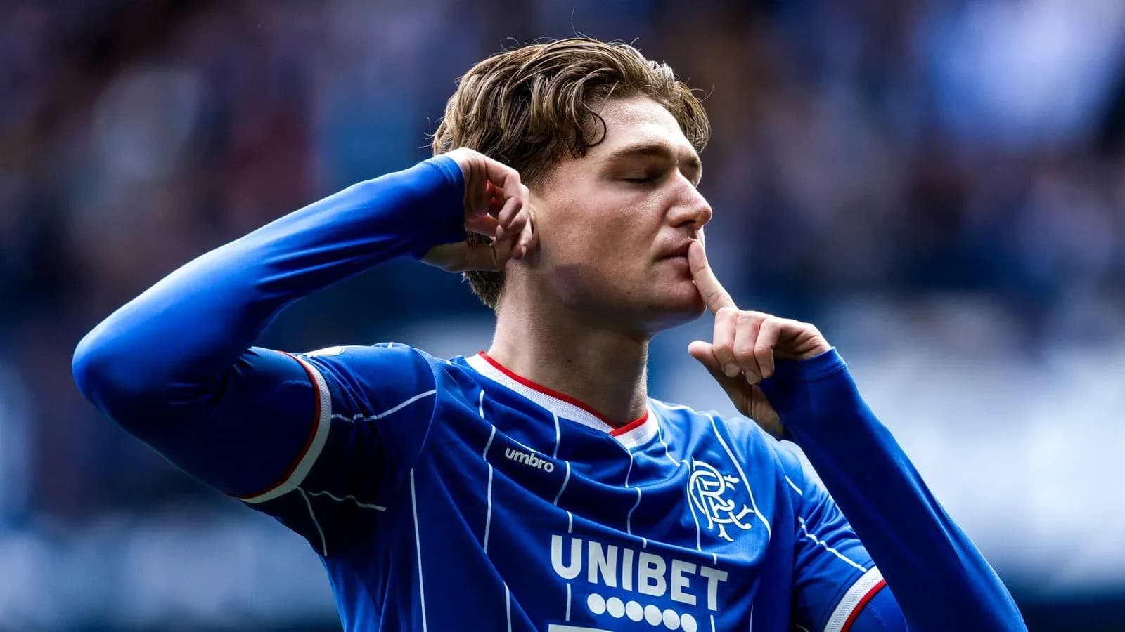 Jugador de Rangers pidiendo silencio tras anotar Jugador de Rangers pidiendo silencio tras anotar