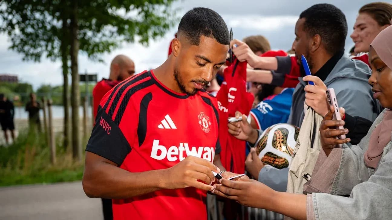 Jugador de Manchester United firmando autógrafos para aficionados Jugador de Manchester United firmando autógrafos para aficionados