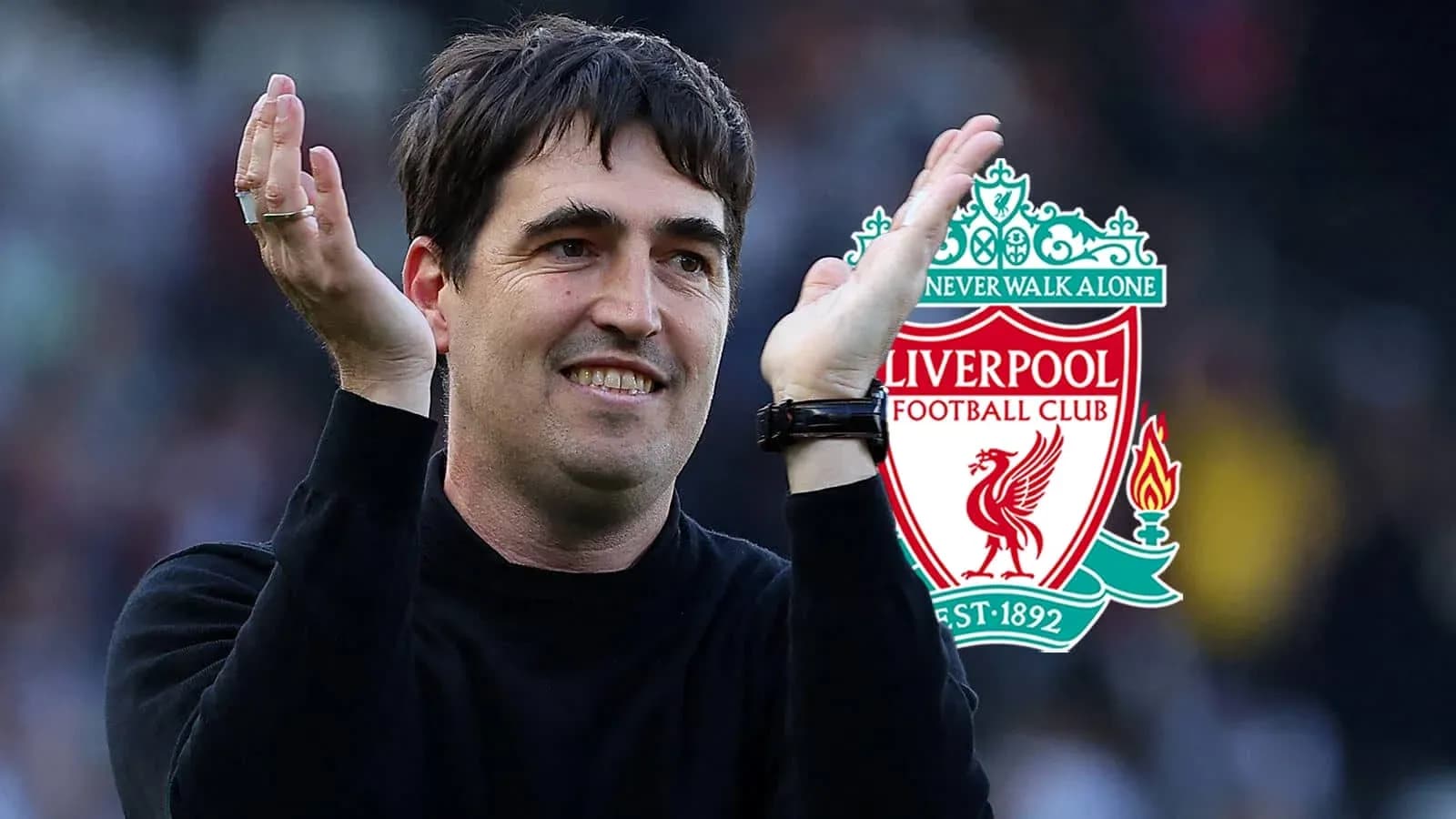 Entrenador aplaudiendo frente al escudo de Liverpool Entrenador aplaudiendo frente al escudo de Liverpool