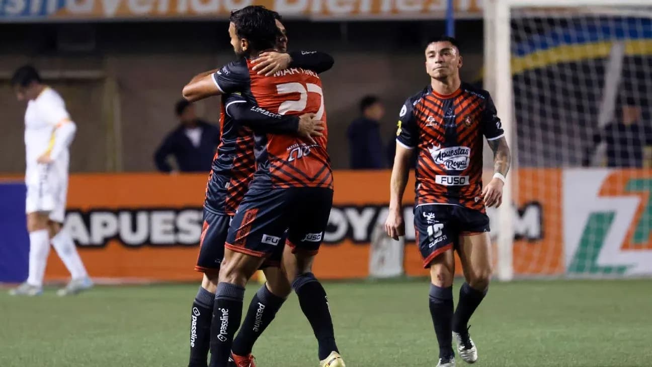 Jugadores de Deportes Limache celebrando un gol Jugadores de Deportes Limache celebrando un gol