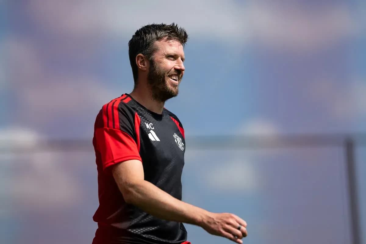 Entrenador de Manchester United durante sesión de entrenamiento Entrenador de Manchester United durante sesión de entrenamiento