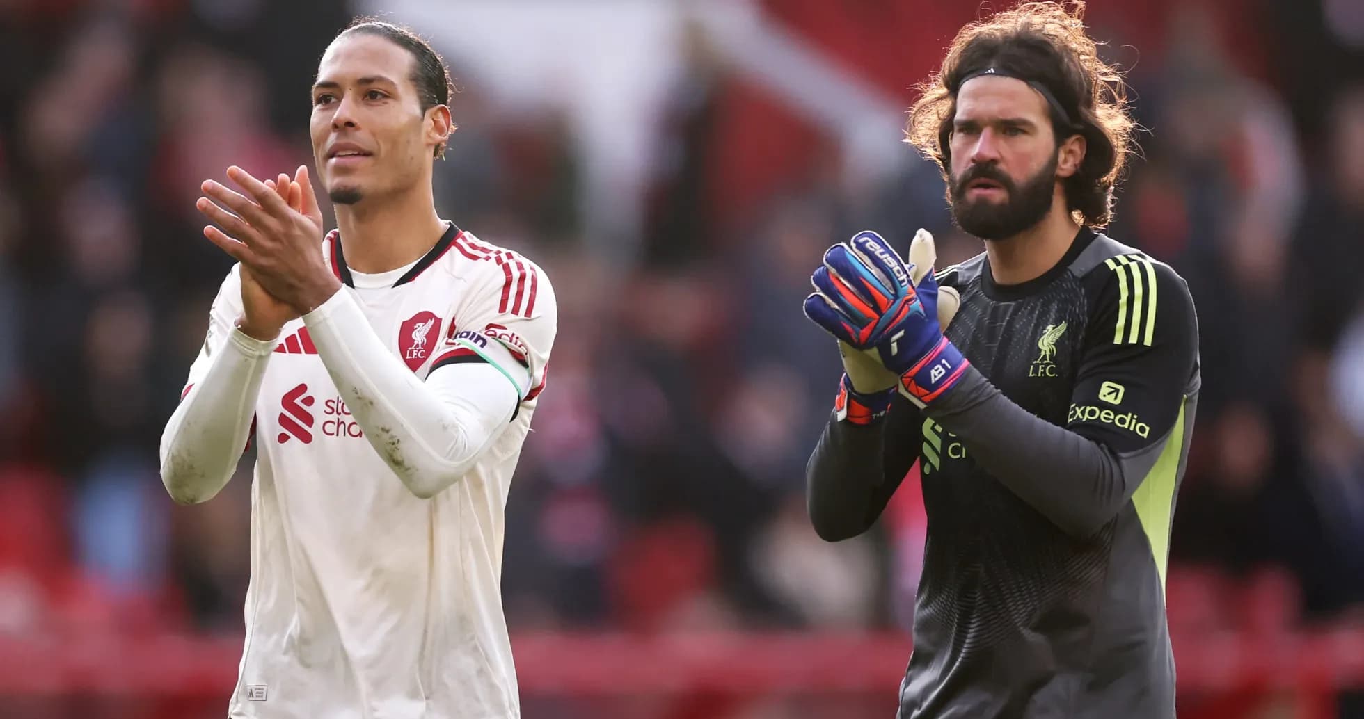 Virgil van Dijk y Alisson aplaudiendo Virgil van Dijk y Alisson aplaudiendo