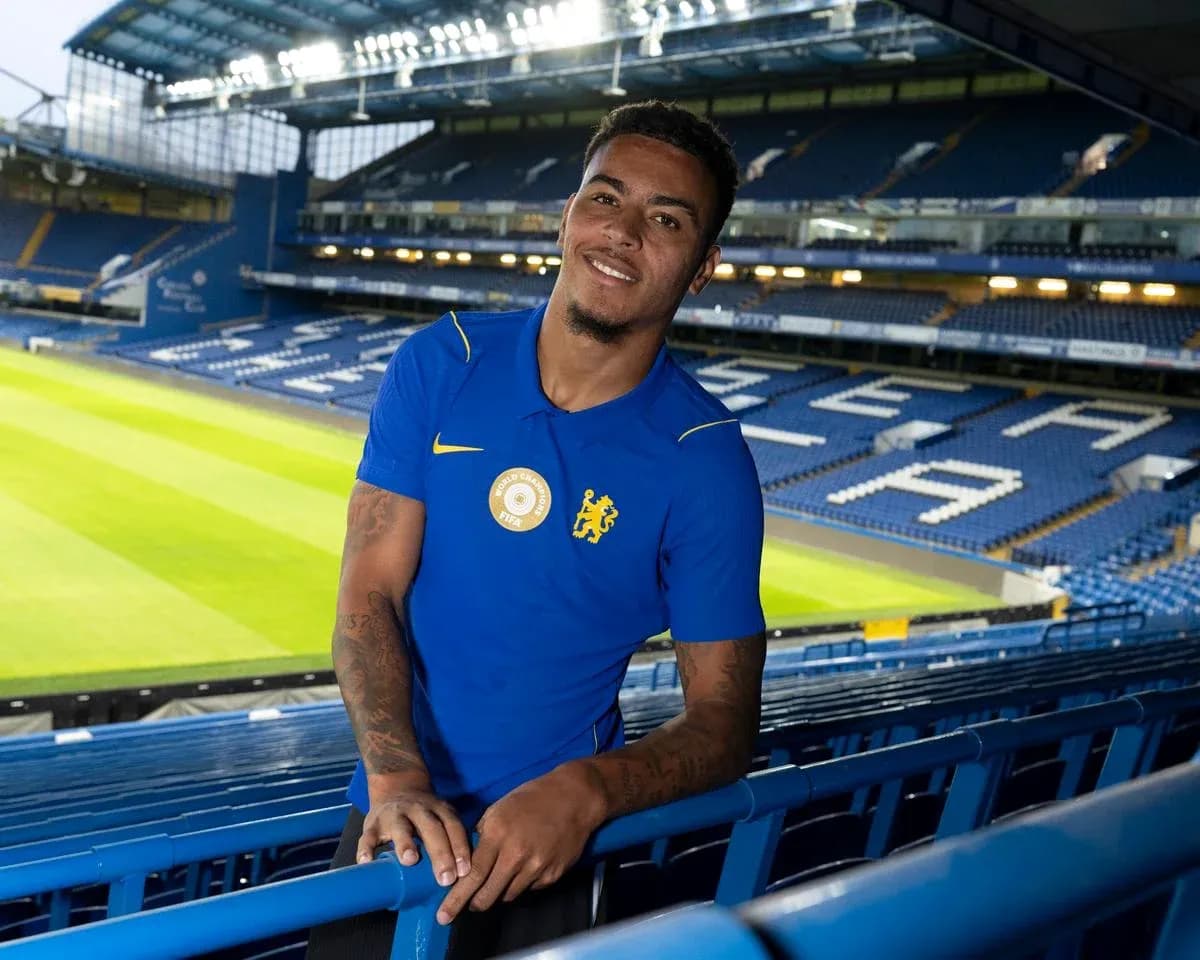 Jugador posando en el estadio Stamford Bridge Jugador posando en el estadio Stamford Bridge