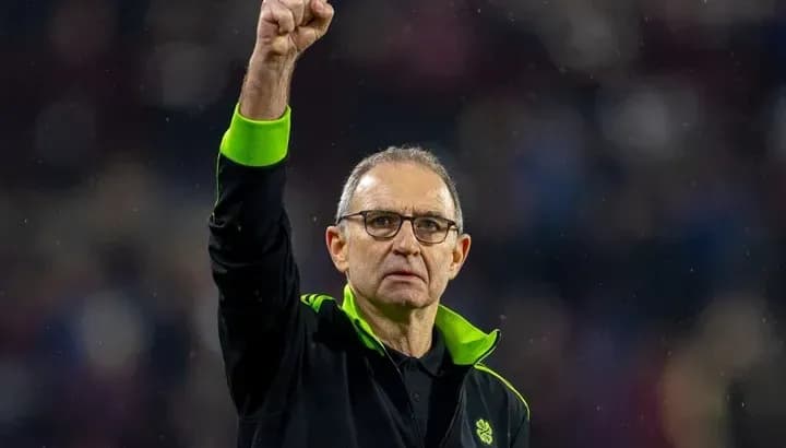Entrenador levantando el puño durante el partido Entrenador levantando el puño durante el partido