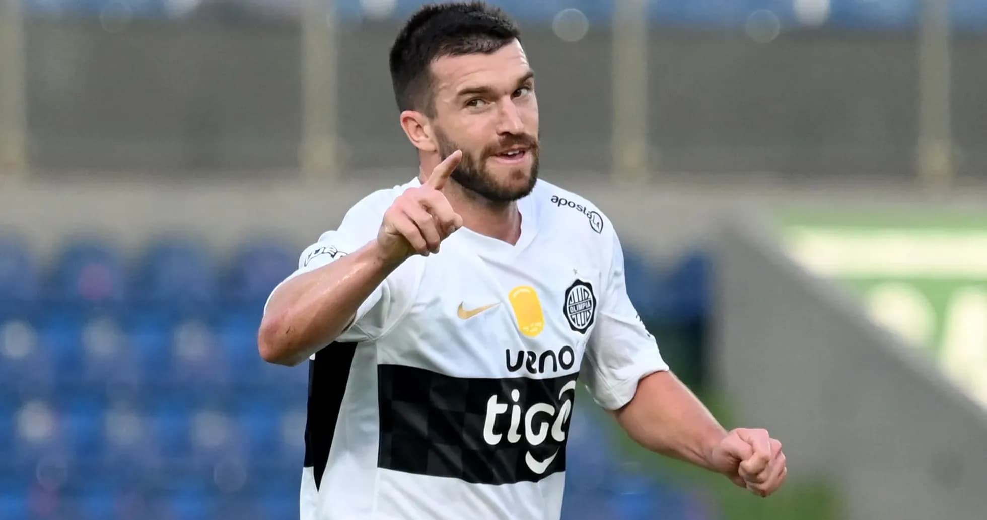 Jugador señalando tras marcar un gol en partido Jugador señalando tras marcar un gol en partido