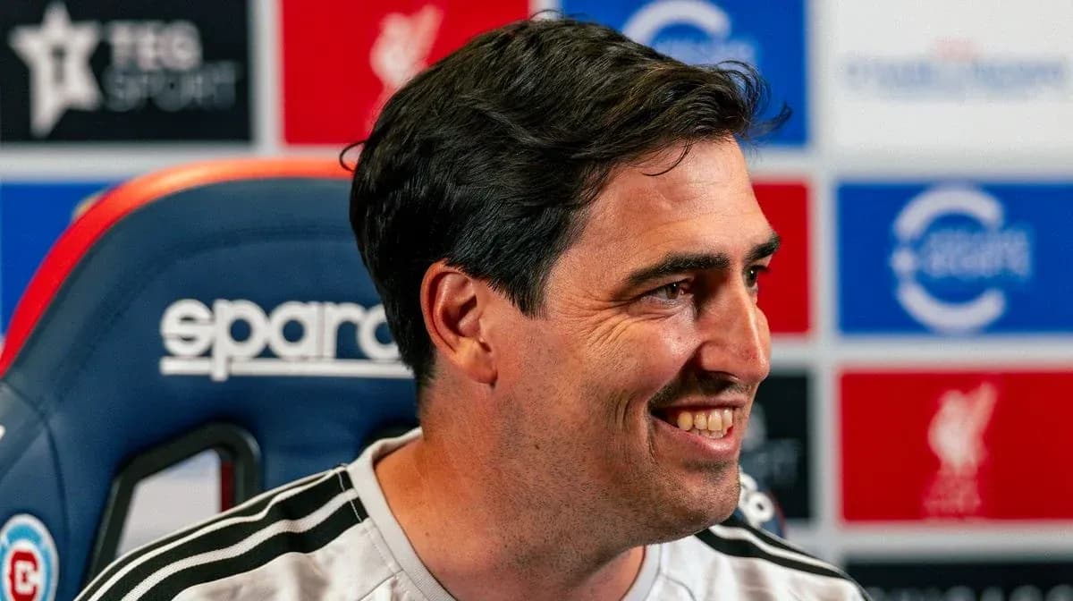 Entrenador sonriendo en conferencia de prensa Entrenador sonriendo en conferencia de prensa